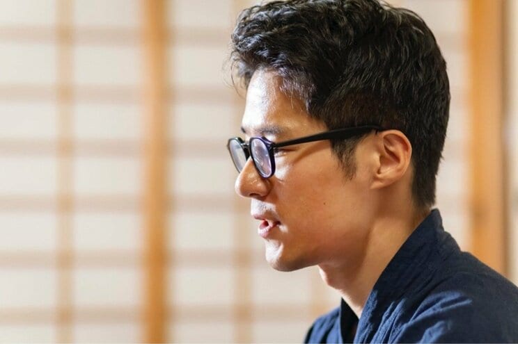 娘の朝咲ちゃんの名前の由来を語る貴弘さん（写真／齋藤周造）