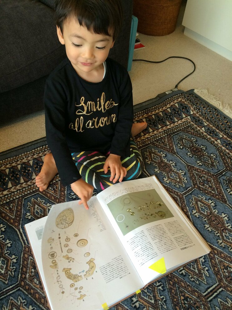 機械式時計の仕組みを書いた本を熟読していた3歳の都央さん〈写真／母・純子さん提供〉