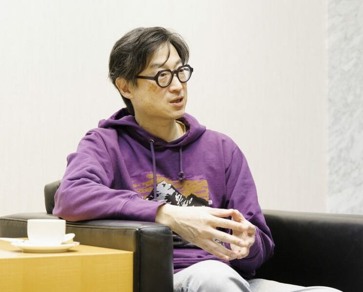 ひがしやま・あきら ◉1968年、台湾台北市生まれ。9歳の時に家族で福岡へ移住。2003年、「このミステリーがすごい！」大賞銀賞・読者賞受賞の長編を改題した『逃亡作法　TURD ON THE RUN』でデビュー。09年『路傍』で大藪春彦賞、15年『流』で直木賞を受賞。16年『罪の終わり』で中央公論文芸賞、17～18年『僕が殺した人と僕を殺した人』で、織田作之助賞、読売文学賞、渡辺淳一文学賞を受賞。近著に『怪物』『わたしはわたしで』『邪行のビビウ』『三毒狩り』などがある。