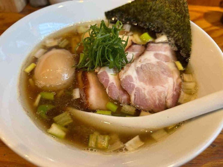 2024年11月に東京・落合にオープンした「麺や 晴心」の特製手揉み中華そば 醤油