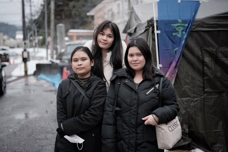 入浴ができ、笑顔の外国人技能実習生