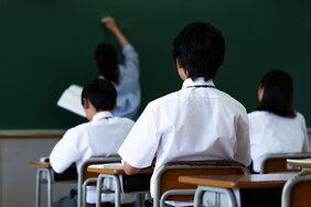 「教員は減っても行事は減らない」全国で約200万人の子どもたちが無免許の臨時教員に教わっているという実態…教員免許の存在意義はいずこに