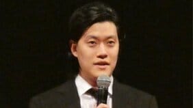 〈粗品が上島竜兵さんになった夜〉「オレ、ダチョウ倶楽部関係ないって！」熱湯芸まで猛練習…先輩芸人がイジり倒す「可愛げ」の正体