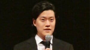 〈粗品が上島竜兵さんになった夜〉「オレ、ダチョウ倶楽部関係ないって！」熱湯芸まで猛練習…先輩芸人がイジり倒す「可愛げ」の正体