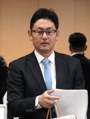 12月7日、立候補受付を済ませた杉本憲也氏（撮影／集英社オンライン）