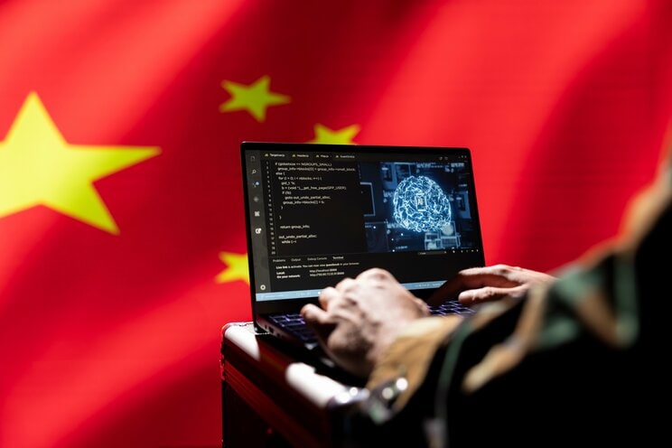 中国の人民解放軍は2003年に政治工作条例を改正し、心理戦・世論戦・法律戦からなる「三戦」を正式なドクトリンとして掲げた。その狙いは、敵を好きにさせることではなく、敵を内側から瓦解させることにある