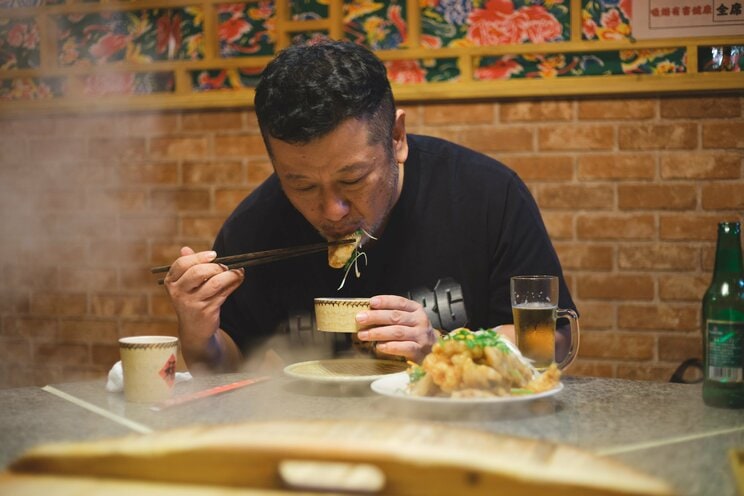 目の前の飯に豪快にかぶりつく