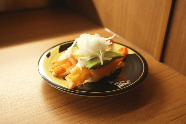 無添蔵で提供されている『えびアボカド』(筆者撮影)