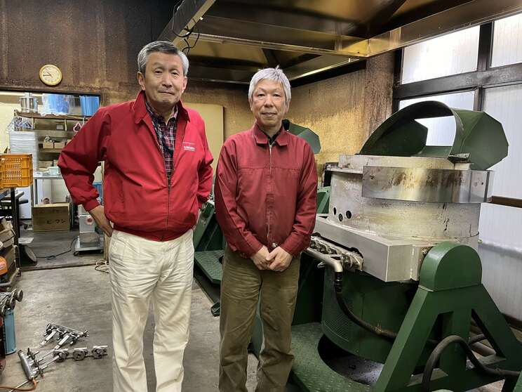 藤山産業の藤山光男さん（左）と、「天津甘栗」店長の橋本正弘さん（右）（撮影／集英社オンライン）