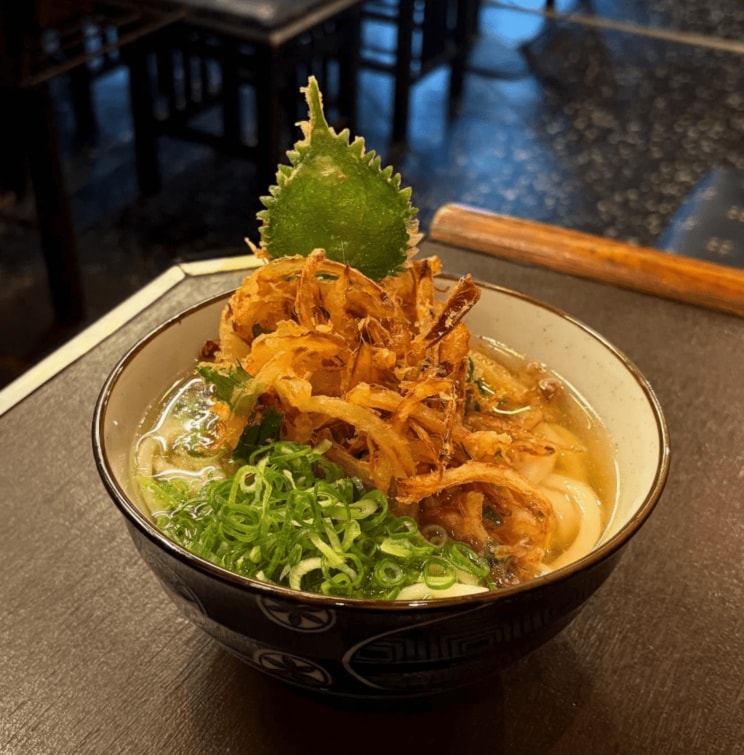 「手打ちうどん ごだいさん」のかき揚げうどん（写真／公式SNSより）