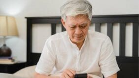 「テレビより刺激的なんだ」父親がYouTubeで “デタラメ漫画動画”にハマって子が失望、フェイクニュース量産の背景にある個人発信の無責任さ