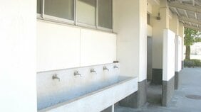 生理中だとバレたくないから、ナプキンをトイレに流してしまう。“生理が恥ずかしい”小学生のためにできることとは