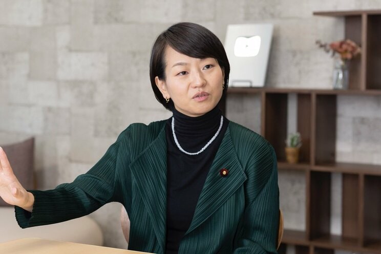 自身が10代のころの話をする鈴木貴子議員　撮影／齋藤周造