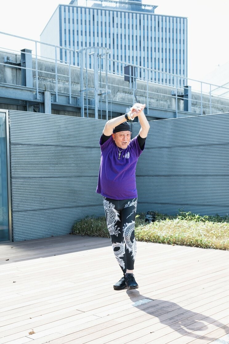 〈デューク更家（72）は今〉「小馬鹿にする風潮に嫌気が差した」テレビから離れた本当の理由…大ブームを生んだ“あの歩き方”への思い_42