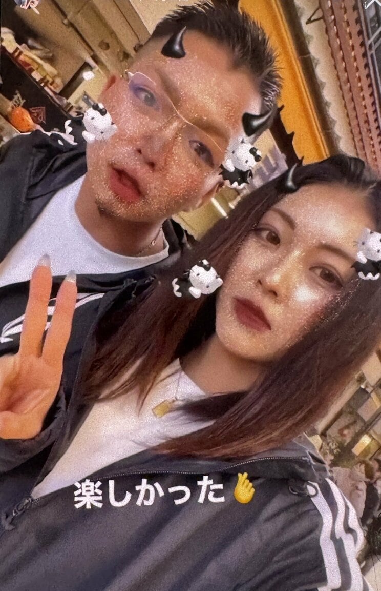 死亡した真稀さん（左）と妻のまみ容疑者（SNSより）