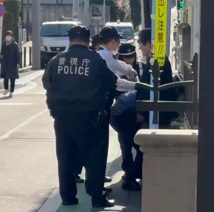 男が確保された際の映像（近隣住民提供）