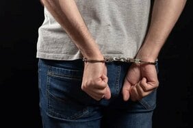 「脅されて彼女の家とか調べられ、断ったら何かされると思った…」“闇バイト”に誘われた「特定少年」の思い、そして彼の両親の覚悟とは…