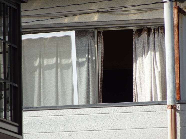 ガスボンベを爆発させ、部屋の窓もふっとんだ事件現場（撮影／集英社オンライン）