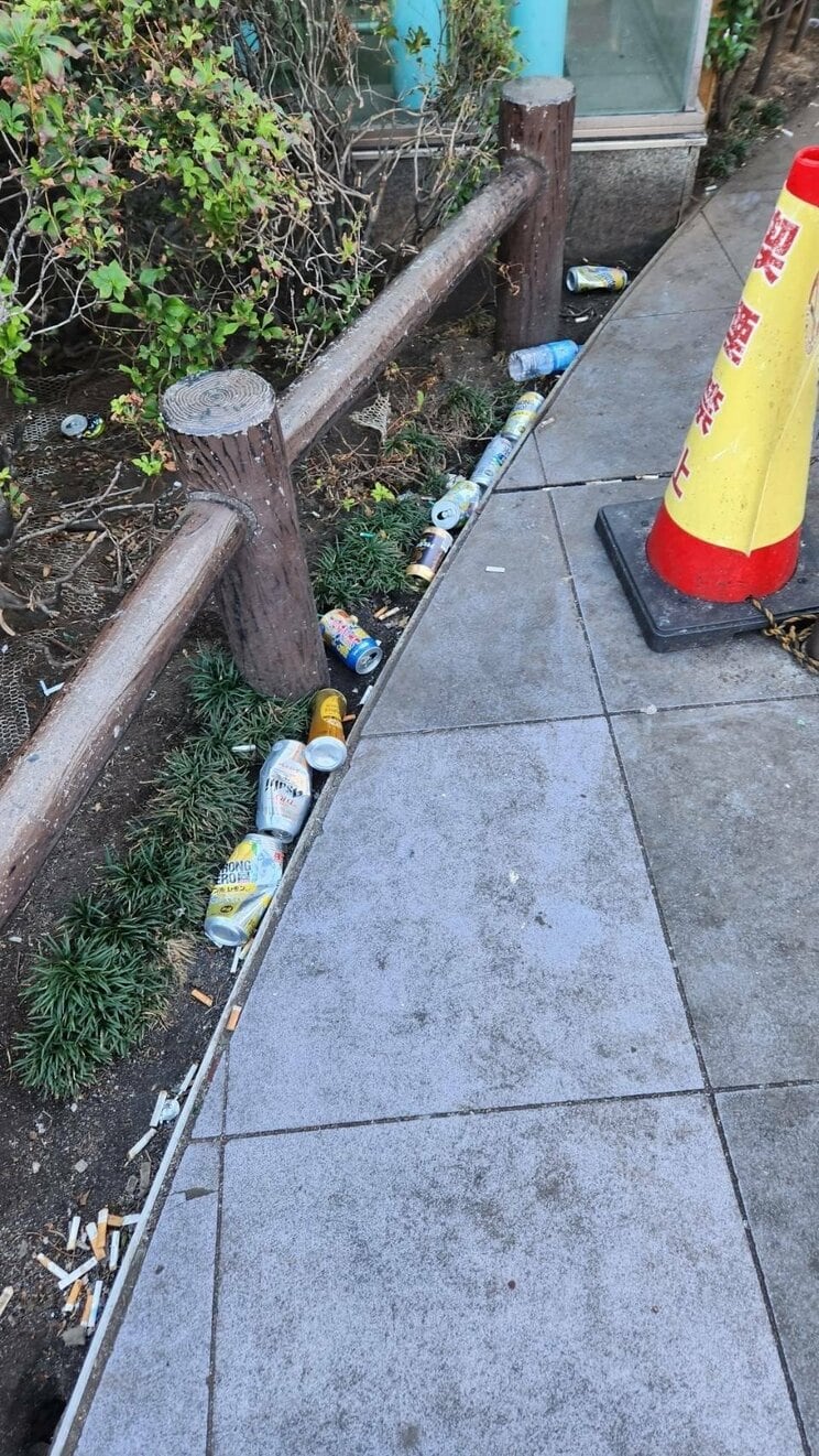 ロータリーの外側にあふれたゴミ（写真提供／早稲田大学ロータリーの会）