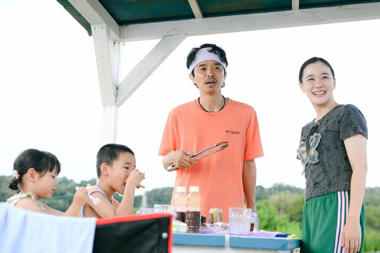 井ノ原快彦が咲子の元夫としてサプライズ出演（画像／金曜ドラマ『Tシャツが乾くまで』公式SNSより）