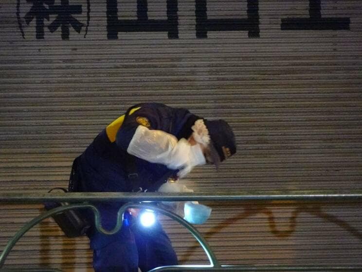 東上野の現場付近を捜査する捜査員（撮影／集英社オンライン）