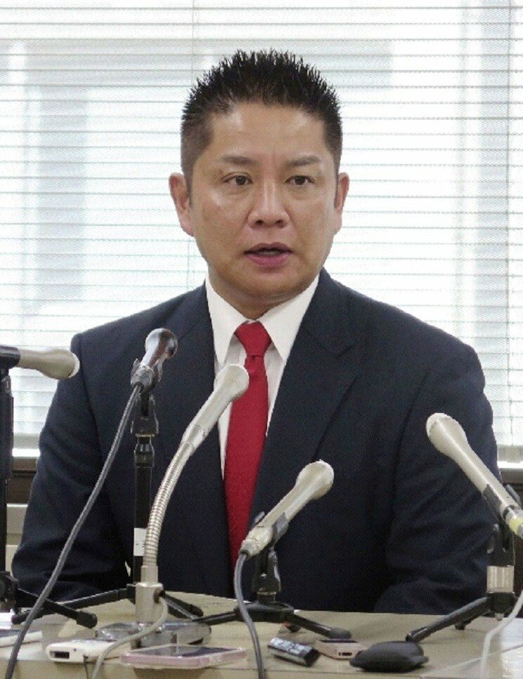 会見する「クレヨンしんちゃん」好きで知られる田村琢実団長（共同通信社）