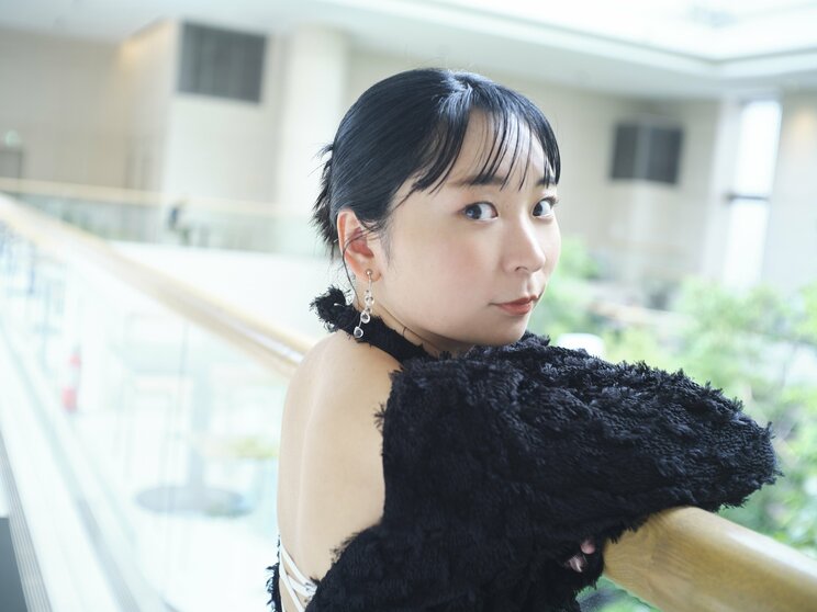 背中が大胆に開いたドレスで登場したアンゴラ村長