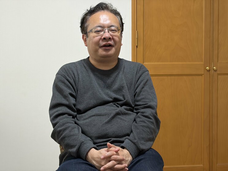 「自分が大っ嫌いだった」という岡田さん（撮影／集英社オンライン）