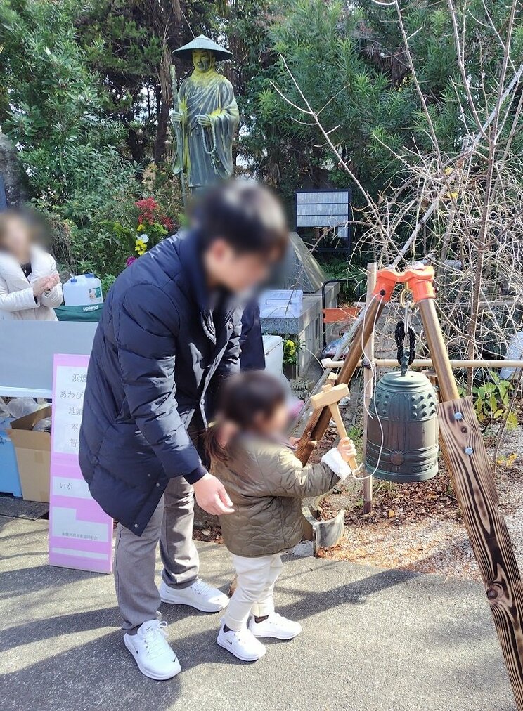 幼児向けの小型の鐘「喚鐘」は子どもたちに好評だ（提供／大澤寺）