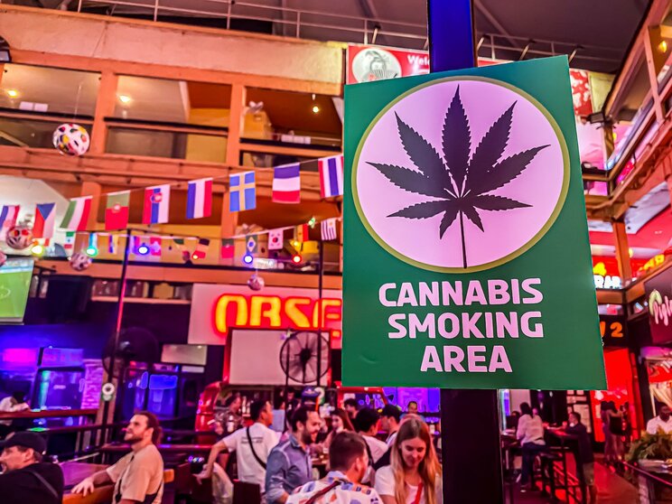 ​​バンコク最大の歓楽街「ナナプラザ」に設置された大麻喫煙エリア​