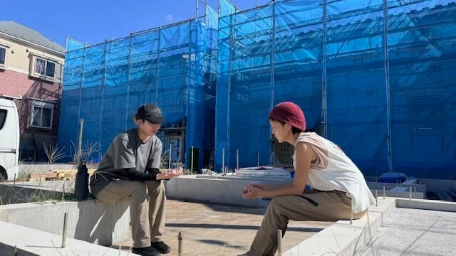 休憩時間は先輩大工と談笑することが多いという