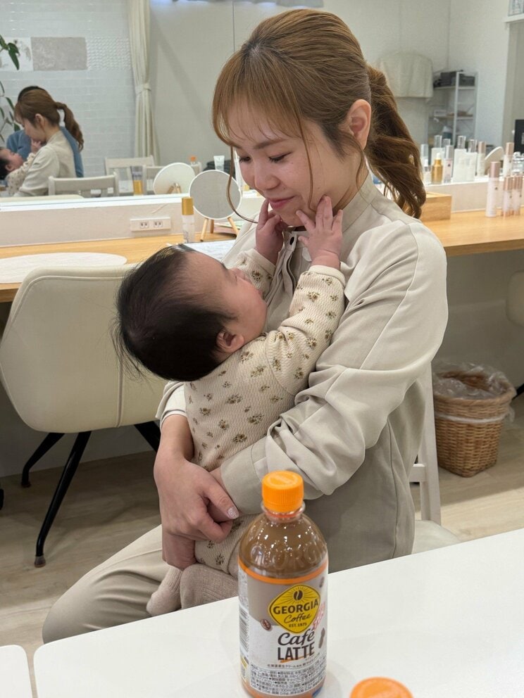 次女をあやす美佳さん、6人の子どもたちは母乳で育ててきた（撮影／集英社オンライン）
