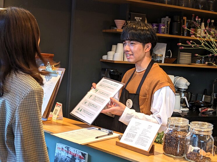 笑顔で接客をする赤石征悦さん