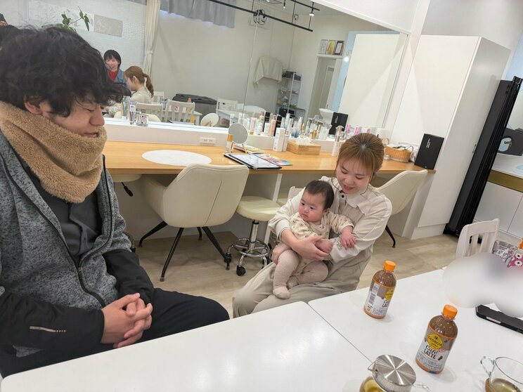 次女をみつめる阿部さん夫婦