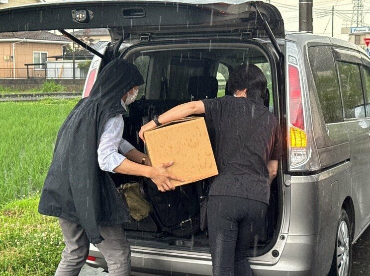 押収物を運ぶ捜査員（撮影/集英社オンライン）