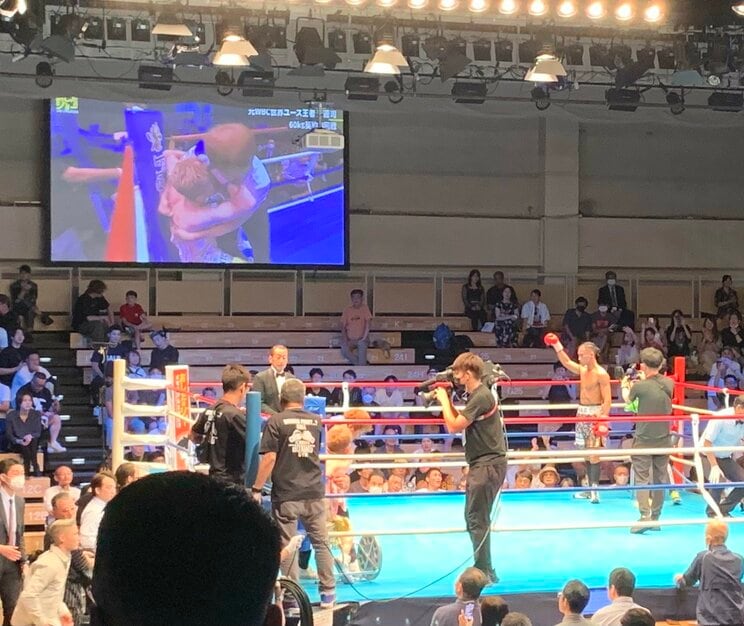 棄権を申し出た瞬間、トレーナーが暴れる斉藤を抱きしめるように制御した