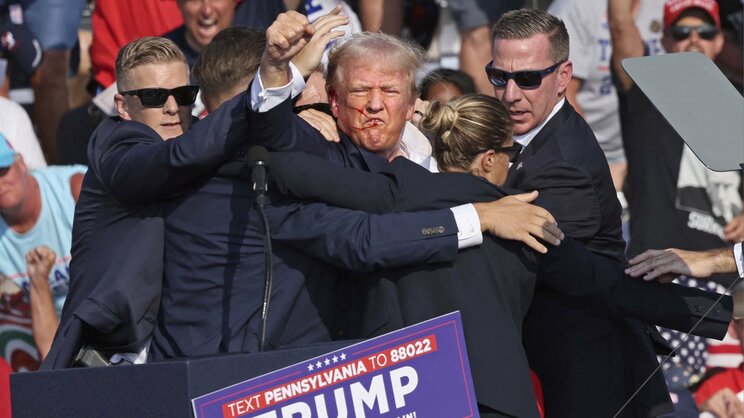 拳をつきあげるトランプ氏（写真／共同通信）