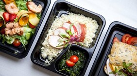 食後の眠気は病気のサイン? バランスがよいとされる日本人の食事が「糖質過多でタンパク質不足」である落とし穴