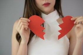〈バレンタインは時代遅れイベント?〉職場で“チョコハラ”に遭った女性が「もう絶対義理チョコを渡すのはやめよう」と思った悲しき メモリーズ