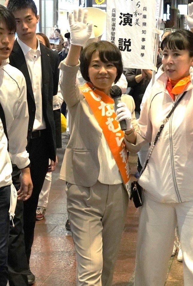16日、神戸市内を練り歩く稲村和美氏 撮影/集英社オンライン