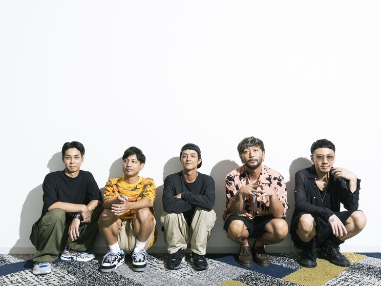 ORANGE RANGE（左から）NAOTO、HIROKI、YAMATO、RYO、YOH　撮影／矢島泰輔