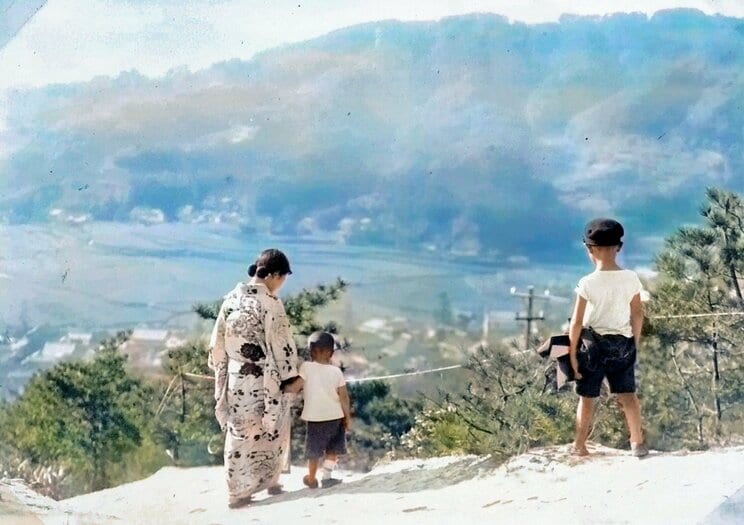 1937年ごろ。広島市の名所「岩鼻」で撮影された、久さんと母よしこさん、弟の力（つとむ）さんの写真。「岩鼻」は、現在の東区矢賀の高台にあった。久さん自身は江田島海軍兵学校にいて無事だったが、原爆で家族全員を失った（高橋久さん提供）