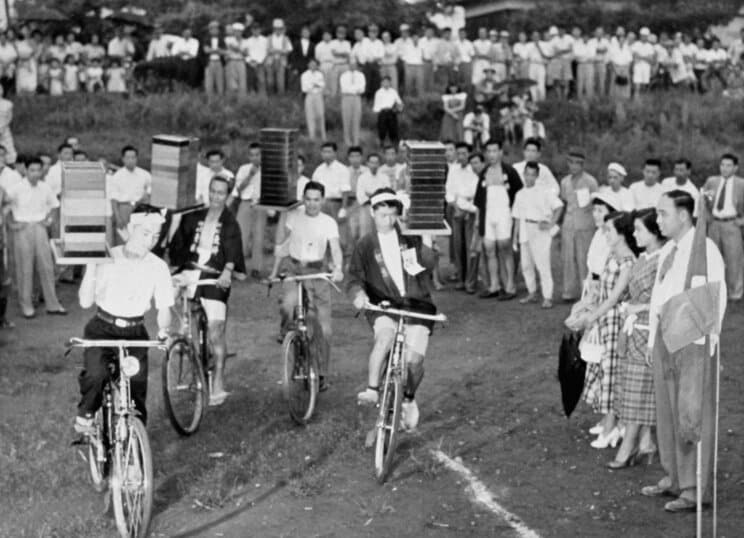 1952（昭和27）年9月8日、そば屋の出前持ちの腕前を審査する光景（写真／共同通信社）　映画の出演者を決めるためのコンテストで優勝者は美空ひばり（当時15歳）が、米人気子役マーガレット・オブライエンと共演する映画「二人の瞳」に特別出演することになった。