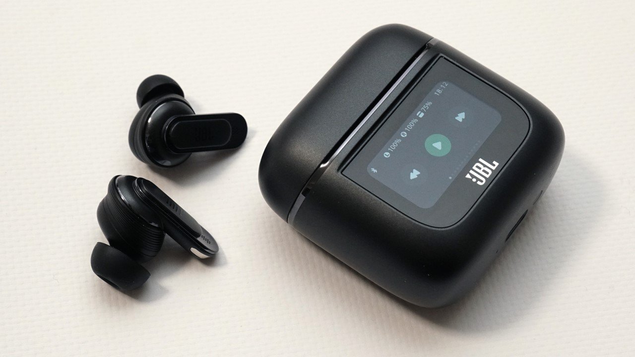 JBL ワイヤレスイヤフォン ケース付き 3/10発売】世界初「ディスプレイ付き充電ケース」を付属。JBLの最新