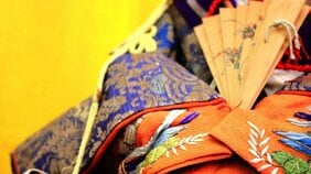 現代ではありえない、婚姻形態が政治を変えた平安時代。日本の歴史からやがて消えた、男性が女性のもとに通う婚姻スタイル「招婿婚(しょうせいこん)」とは?
