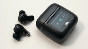【3/10発売】世界初「ディスプレイ付き充電ケース」を付属。JBLの最新ワイヤレスイヤフォン「Tour Pro 2」にオーディオマニアが心躍る理由