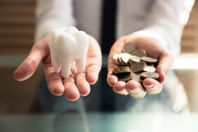 歯科医まで介護を食い物に…診療時間のごまかしや虚偽申告、カルテの偽造までする “介護報酬不正”の実態とは