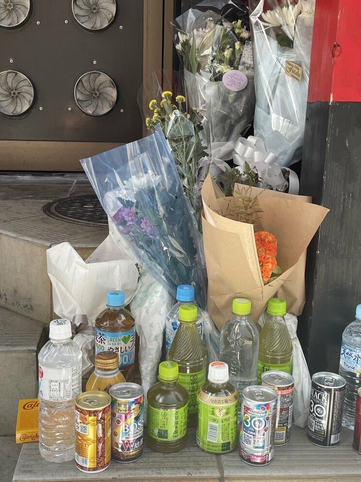 ラーメン店前にはたくさんの花束や飲み物が置かれていた（撮影／集英社オンライン）