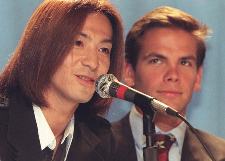 90年代を席捲した小室ファミリーを築いた小室哲哉氏(1996年の記者会見)　写真：Los Angeles Times／Getty Images