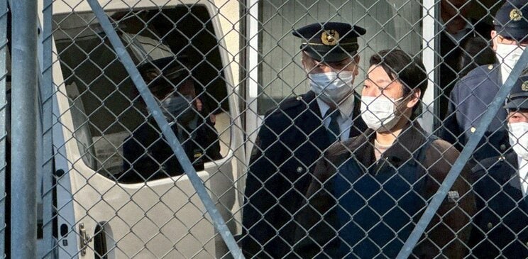 送検される大内容疑者（撮影／集英社オンライン）